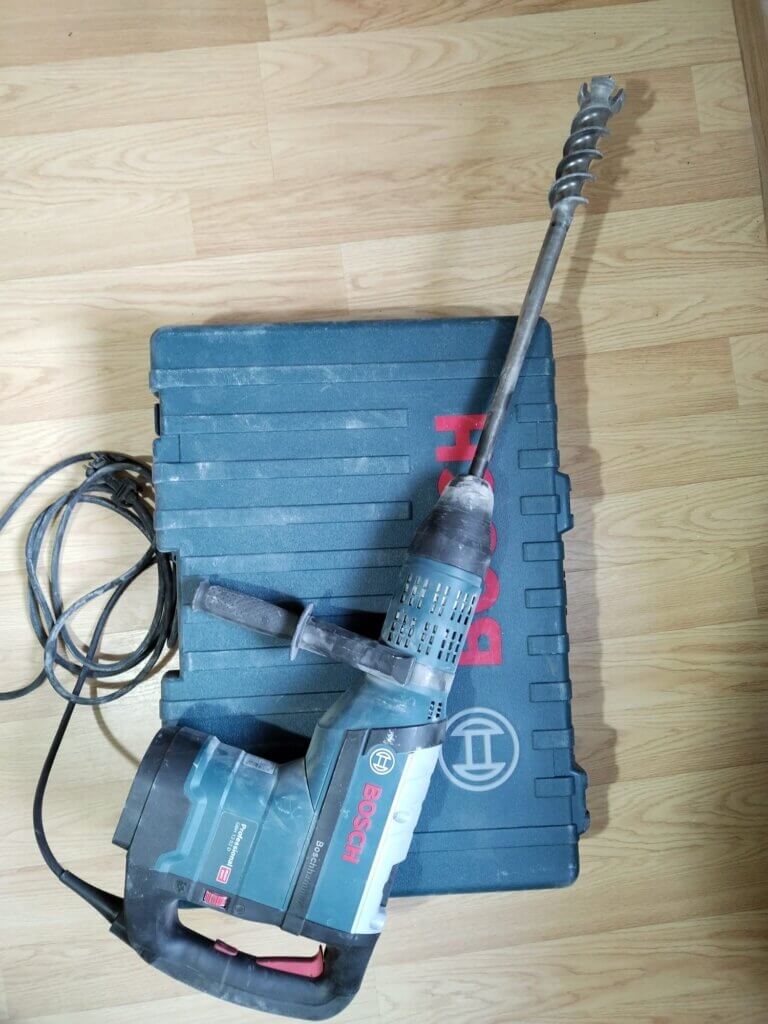 Bormașină profesională de perforat pereți pentru montaj aer condiționat în București.