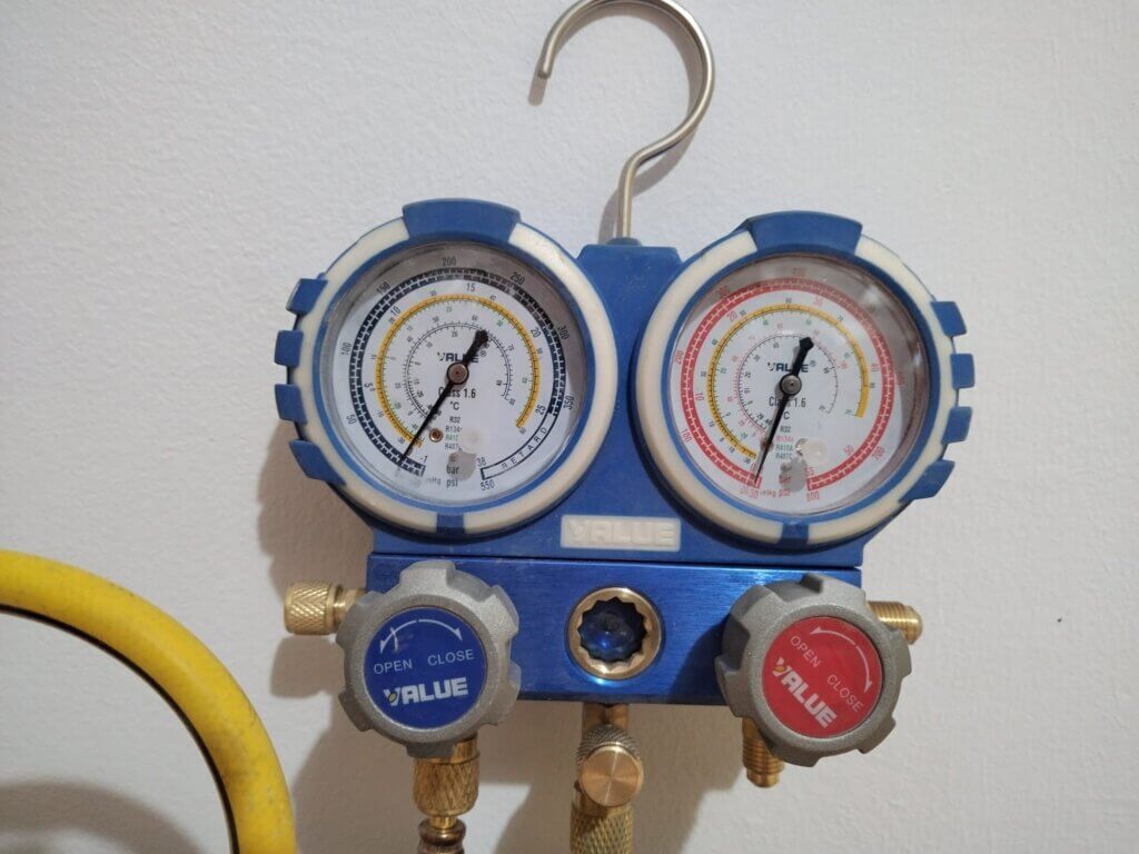 Manometre pentru verificarea presiunii freonului după montaj